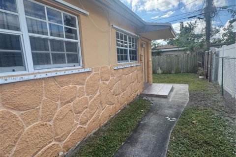 Снять в аренду виллу или дом в Халландейл-Бич, Флорида 2 спальни, 123.75м2, № 1967316 - фото 2