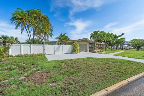 House in Tierra Verde, Florida 3 bedrooms, 176.51 sq.m. № 2151588 - photo 28
