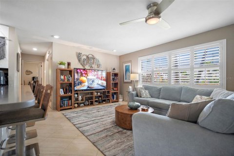 House in Tierra Verde, Florida 3 bedrooms, 176.51 sq.m. № 2151588 - photo 8