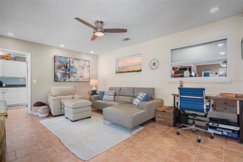 House in Tierra Verde, Florida 3 bedrooms, 176.51 sq.m. № 2151588 - photo 11