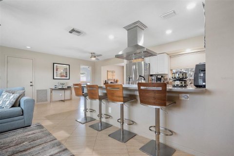 House in Tierra Verde, Florida 3 bedrooms, 176.51 sq.m. № 2151588 - photo 5