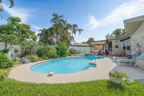 House in Tierra Verde, Florida 3 bedrooms, 176.51 sq.m. № 2151588 - photo 22
