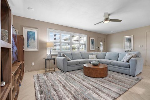 House in Tierra Verde, Florida 3 bedrooms, 176.51 sq.m. № 2151588 - photo 9