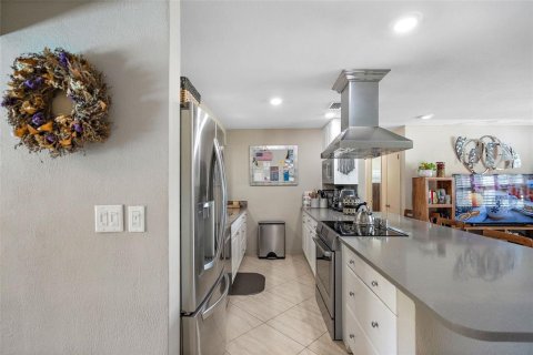 House in Tierra Verde, Florida 3 bedrooms, 176.51 sq.m. № 2151588 - photo 6
