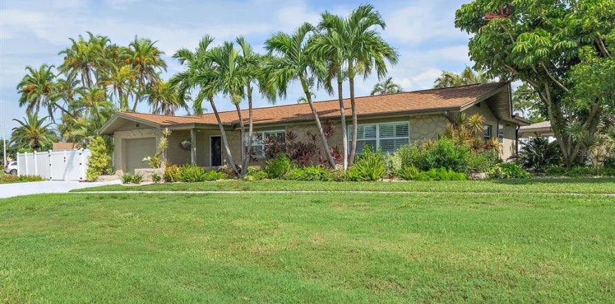 House in Tierra Verde, Florida 3 bedrooms, 176.51 sq.m. № 2151588