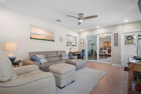 House in Tierra Verde, Florida 3 bedrooms, 176.51 sq.m. № 2151588 - photo 12