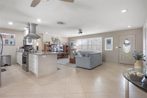 House in Tierra Verde, Florida 3 bedrooms, 176.51 sq.m. № 2151588 - photo 3