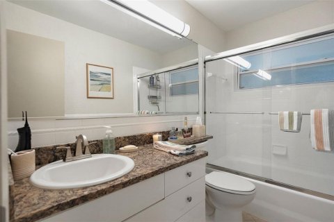 House in Tierra Verde, Florida 3 bedrooms, 176.51 sq.m. № 2151588 - photo 16
