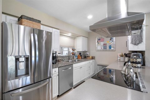 House in Tierra Verde, Florida 3 bedrooms, 176.51 sq.m. № 2151588 - photo 4