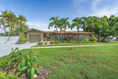 House in Tierra Verde, Florida 3 bedrooms, 176.51 sq.m. № 2151588 - photo 27