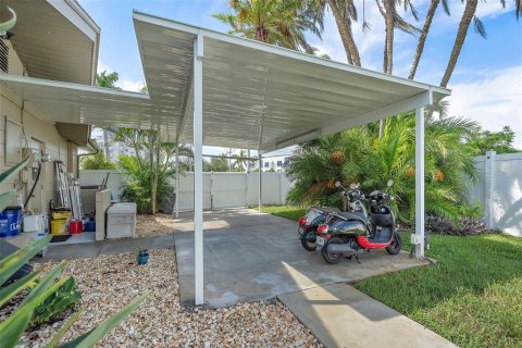 House in Tierra Verde, Florida 3 bedrooms, 176.51 sq.m. № 2151588 - photo 25