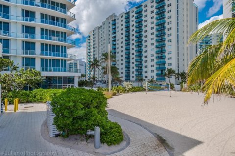 Condominio en venta en Hollywood, Florida, 1 dormitorio, 78.97 m2 № 1991289 - foto 8