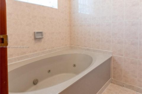 Купить виллу или дом в Майами, Флорида 4 спальни, 187.48м2, № 1939300 - фото 16