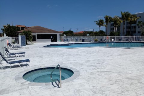 Condominio en alquiler en Miami, Florida, 2 dormitorios, 80.82 m2 № 1790387 - foto 12