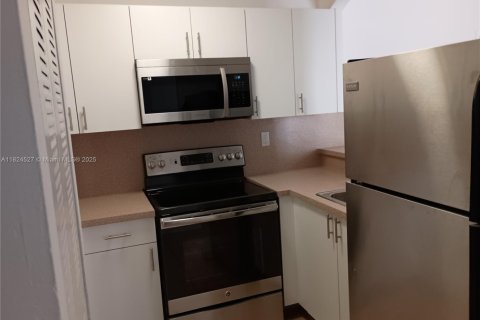 Condominio en alquiler en Miami, Florida, 2 dormitorios, 80.82 m2 № 1790387 - foto 2