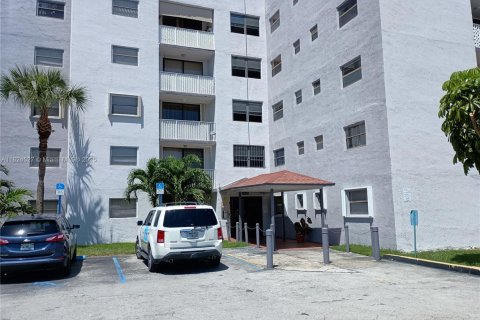 Condominio en alquiler en Miami, Florida, 2 dormitorios, 80.82 m2 № 1790387 - foto 1