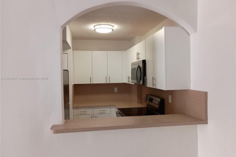 Condominio en alquiler en Miami, Florida, 2 dormitorios, 80.82 m2 № 1790387 - foto 3
