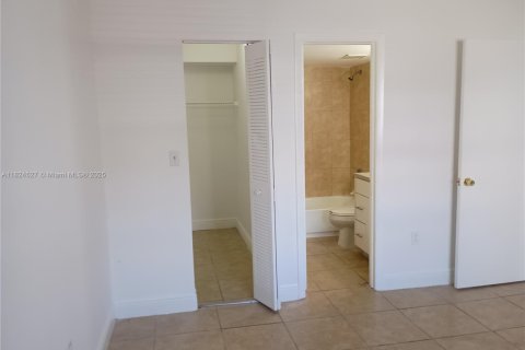 Condominio en alquiler en Miami, Florida, 2 dormitorios, 80.82 m2 № 1790387 - foto 11