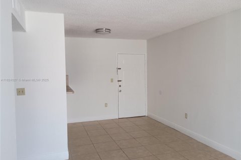 Condominio en alquiler en Miami, Florida, 2 dormitorios, 80.82 m2 № 1790387 - foto 5