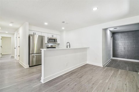 House in Tampa, Florida 4 bedrooms, 147.16 sq.m. № 1902030 - photo 5