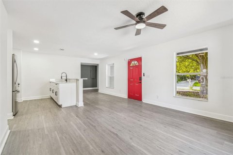 House in Tampa, Florida 4 bedrooms, 147.16 sq.m. № 1902030 - photo 4