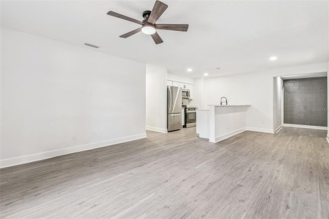 House in Tampa, Florida 4 bedrooms, 147.16 sq.m. № 1902030 - photo 3