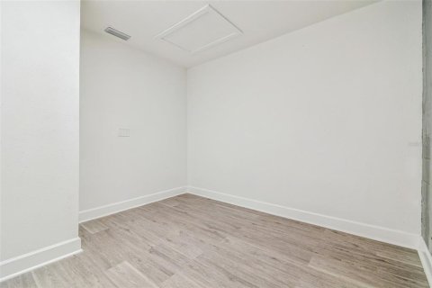 House in Tampa, Florida 4 bedrooms, 147.16 sq.m. № 1902030 - photo 13