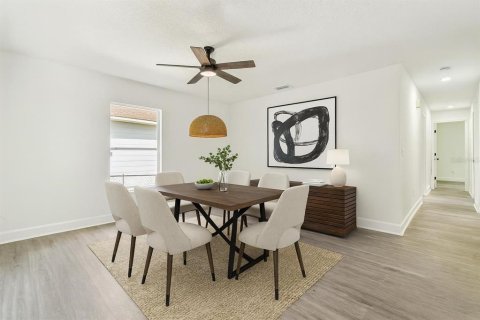 House in Tampa, Florida 4 bedrooms, 147.16 sq.m. № 1902030 - photo 2