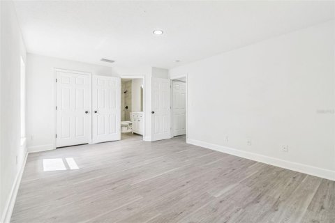 House in Tampa, Florida 4 bedrooms, 147.16 sq.m. № 1902030 - photo 17