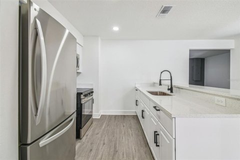 House in Tampa, Florida 4 bedrooms, 147.16 sq.m. № 1902030 - photo 8