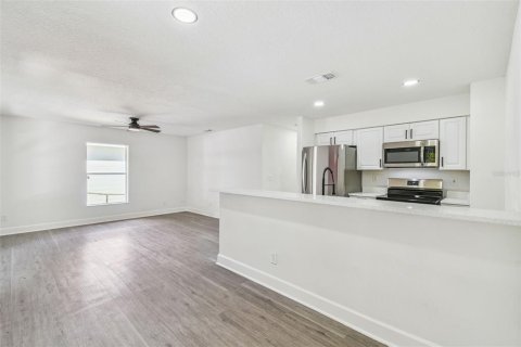 House in Tampa, Florida 4 bedrooms, 147.16 sq.m. № 1902030 - photo 6