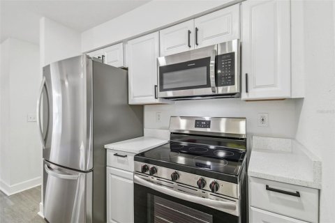 House in Tampa, Florida 4 bedrooms, 147.16 sq.m. № 1902030 - photo 10