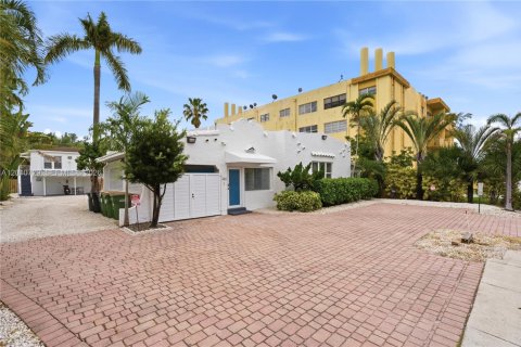 Commercial property in North Miami, Florida 305.56 sq.m. № 2076632 - photo 2