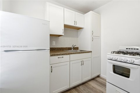 Commercial property in North Miami, Florida 305.56 sq.m. № 2076632 - photo 28