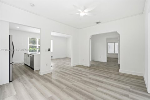 Commercial property in North Miami, Florida 305.56 sq.m. № 2076632 - photo 13