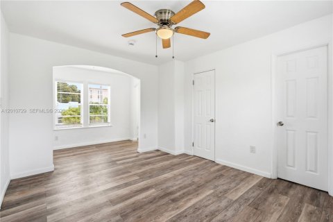 Commercial property in North Miami, Florida 305.56 sq.m. № 2076632 - photo 27