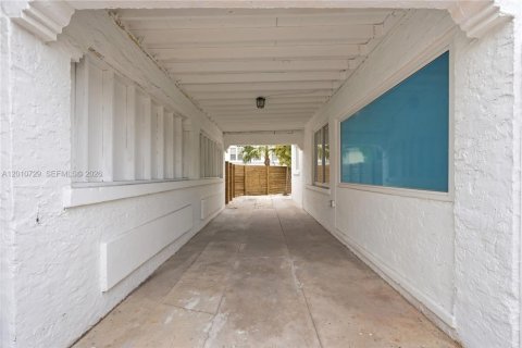 Commercial property in North Miami, Florida 305.56 sq.m. № 2076632 - photo 21