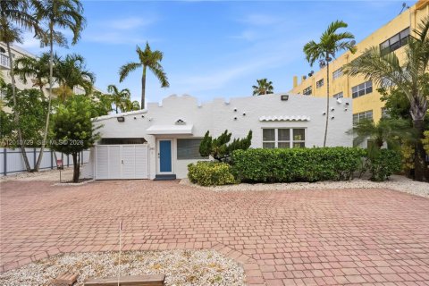 Commercial property in North Miami, Florida 305.56 sq.m. № 2076632