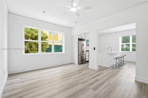 Commercial property in North Miami, Florida 305.56 sq.m. № 2076632 - photo 12
