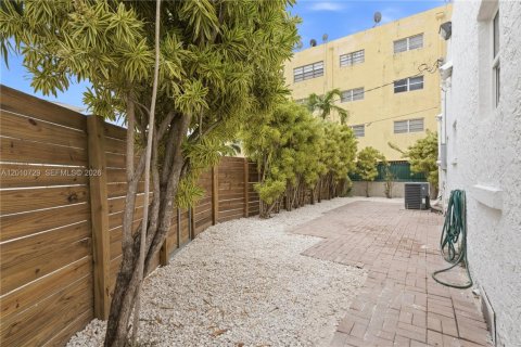 Commercial property in North Miami, Florida 305.56 sq.m. № 2076632 - photo 20