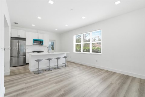 Commercial property in North Miami, Florida 305.56 sq.m. № 2076632 - photo 9