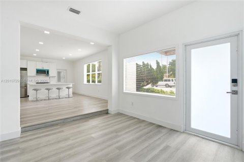 Commercial property in North Miami, Florida 305.56 sq.m. № 2076632 - photo 11