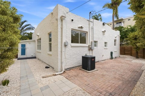 Commercial property in North Miami, Florida 305.56 sq.m. № 2076632 - photo 3