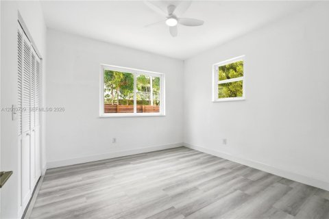 Commercial property in North Miami, Florida 305.56 sq.m. № 2076632 - photo 15