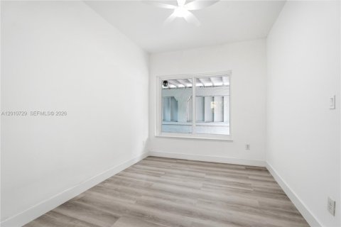 Commercial property in North Miami, Florida 305.56 sq.m. № 2076632 - photo 17