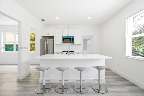 Commercial property in North Miami, Florida 305.56 sq.m. № 2076632 - photo 7