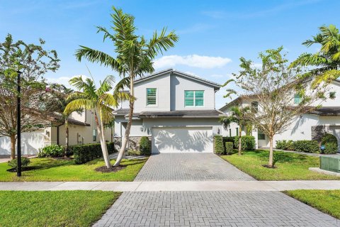 House in Boynton Beach, Florida 5 bedrooms, 251.58 sq.m. № 2427691