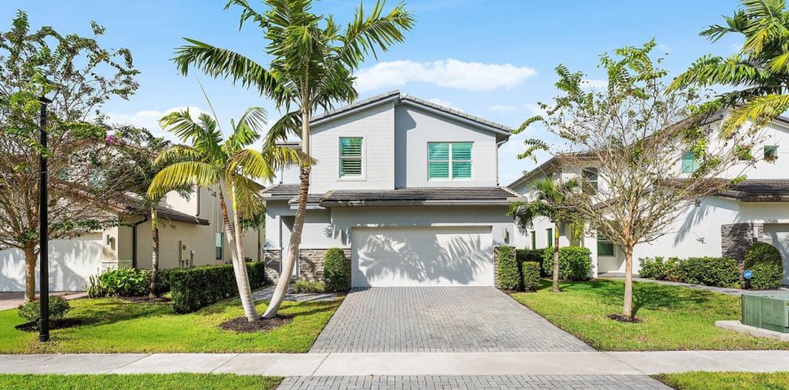House in Boynton Beach, Florida 5 bedrooms, 251.58 sq.m. № 2427691