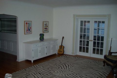 House in Saint Petersburg, Florida 3 bedrooms, 255.48 sq.m. № 1881146 - photo 6