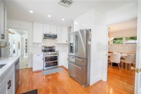 House in Saint Petersburg, Florida 3 bedrooms, 255.48 sq.m. № 1881146 - photo 8